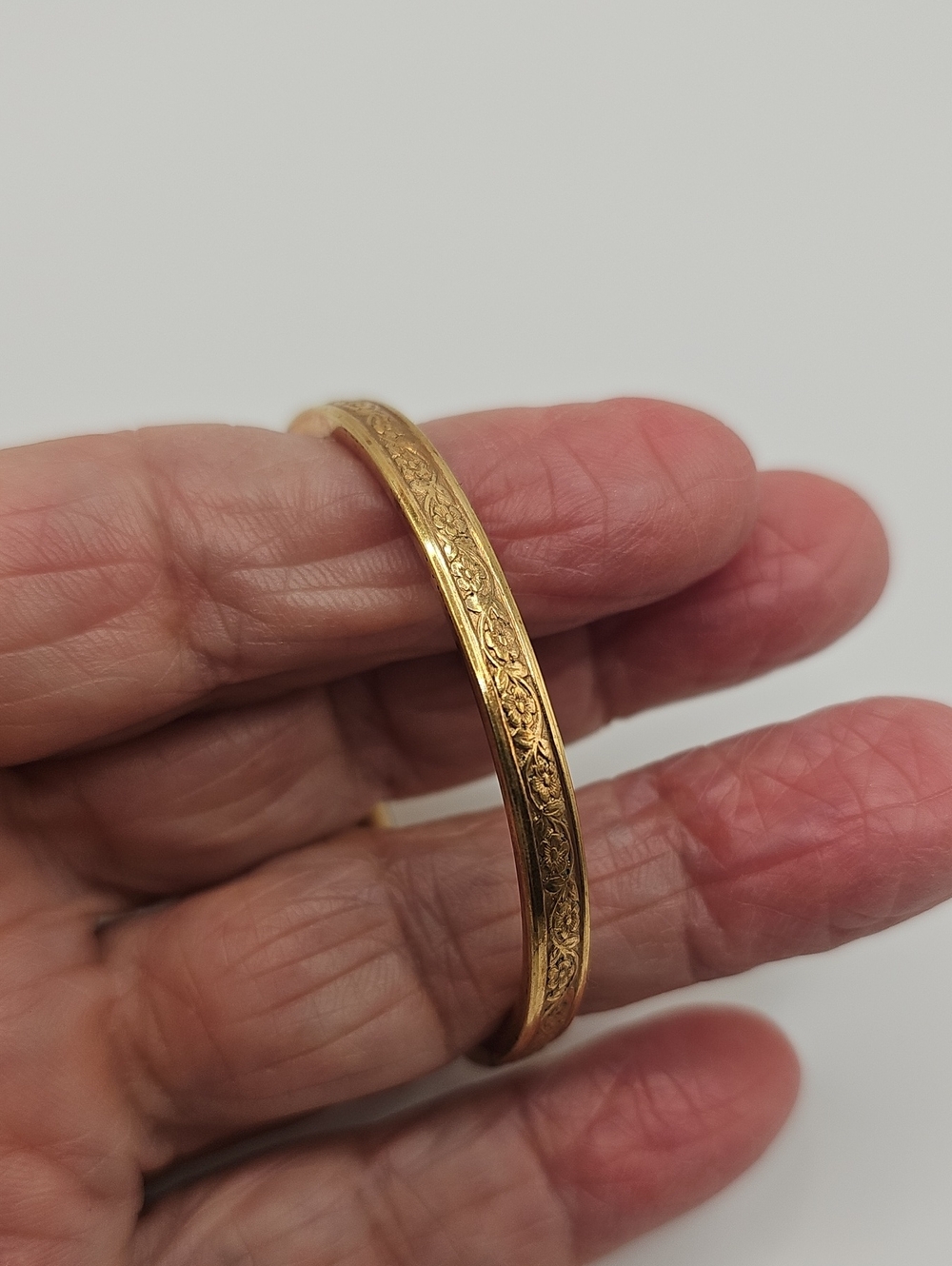 Childs 14K Gold Filled Bangle Bracelet. Hinged To Open.works Good.